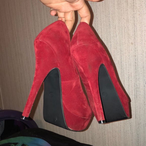 Red heels - Picture 3 of 3